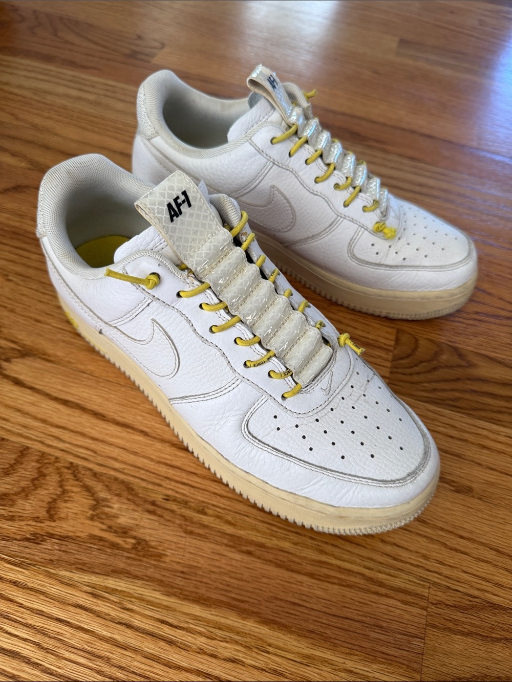 Nike Air Force 1 '07 Lux sneakers white with reflective details and yellow laces